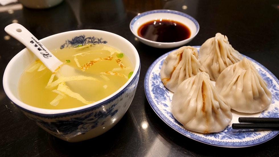 Bánh bao nước là đặc sản Giang Nam với lớp vỏ mềm mỏng, nhân đậm đà và phần nước súp thơm ngon bên trong