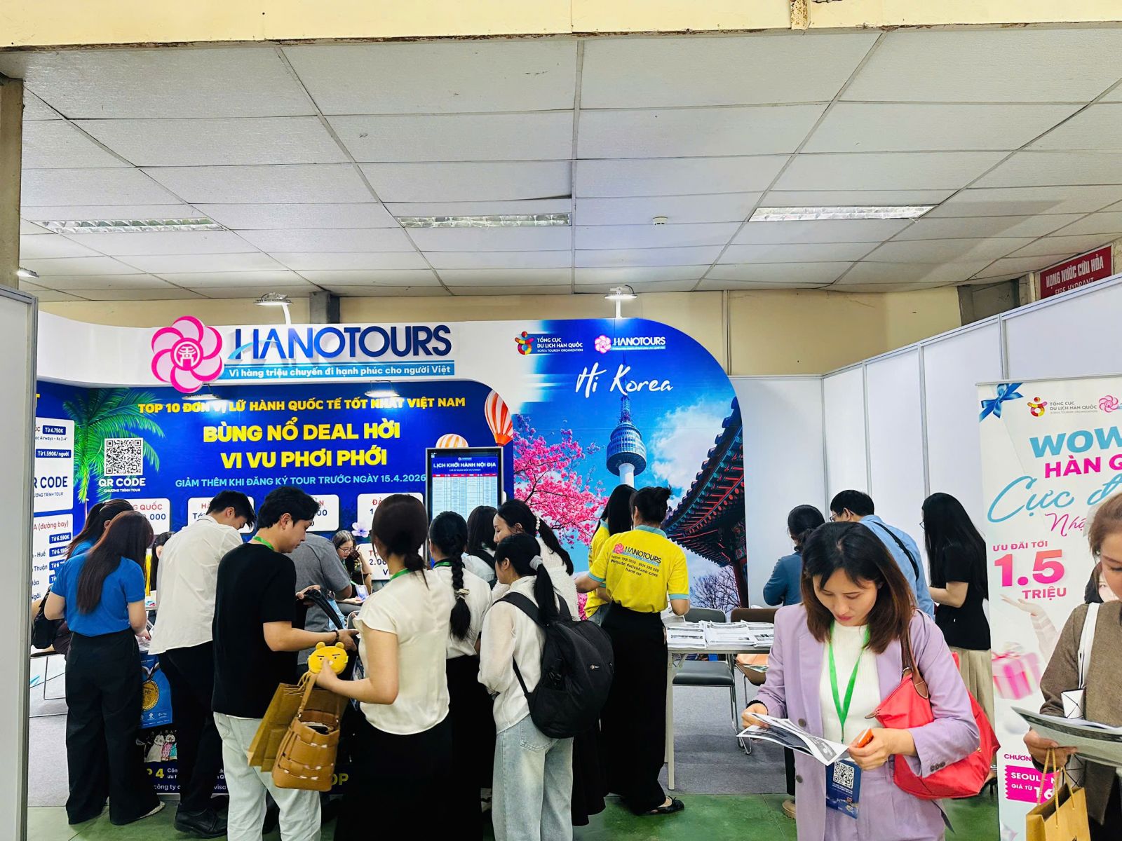 Đông đảo khách hàng, đối tác tới tham quan gian hàng Hanotours