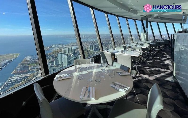 Nhà hàng xoay 360 độ trên độ cao 351m