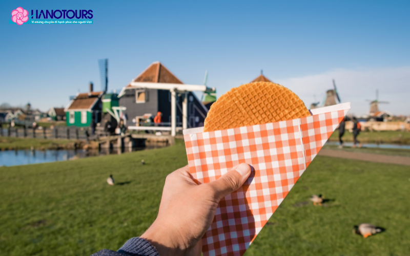 Bạn có thể thưởng thức Stroopwafel tại các chợ địa phương hoặc các quán cà phê