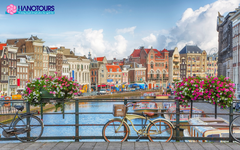 Xe đạp là phương tiện di chuyển phổ biến tại thành phố Amsterdam