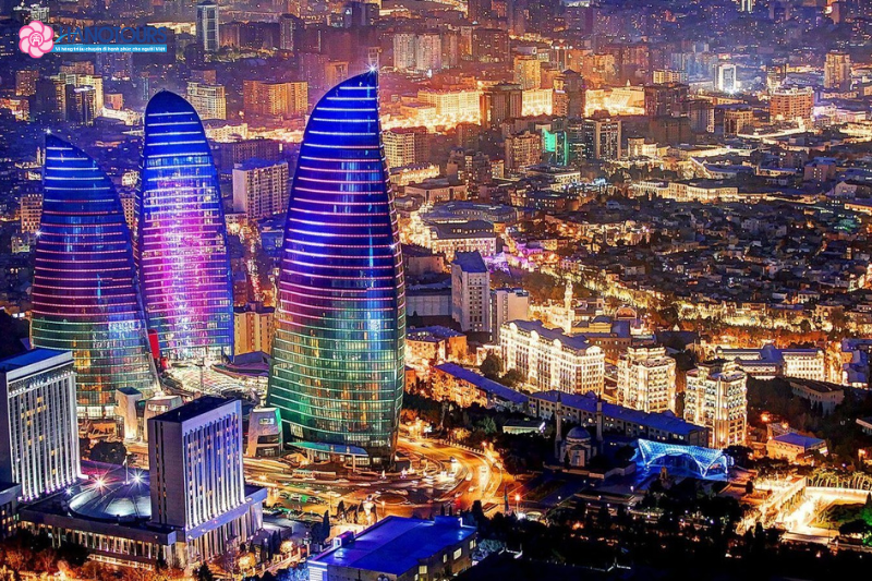 Thành phố Baku lung linh khi đêm xuống