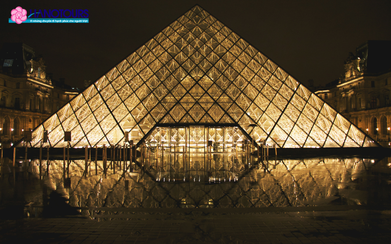 Kim tự tháp kính Louvre lung linh vào buổi tối