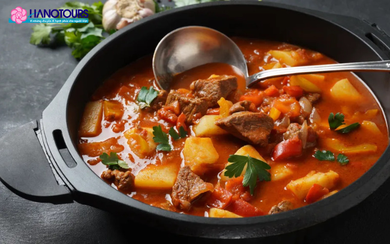 Goulash là món ăn không thể bỏ qua khi du lịch Budapest