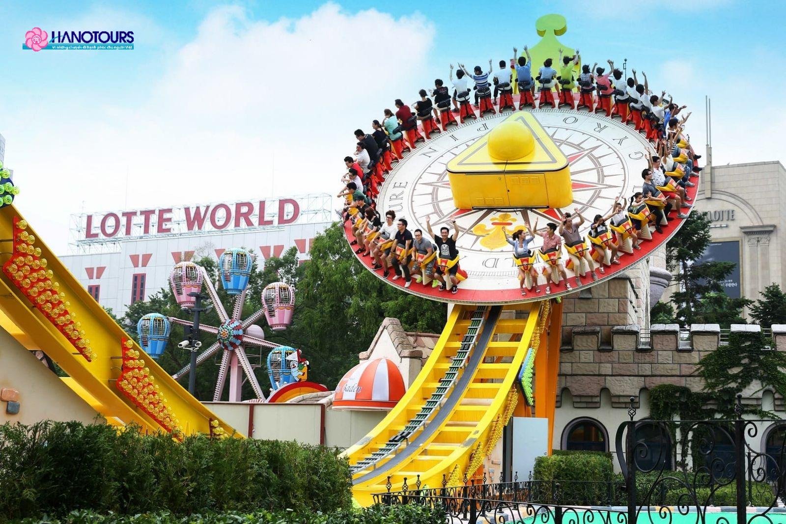 Lotte World Seoul là công viên giải trí thu hút hàng triệu du khách mỗi năm