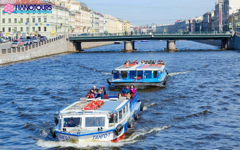 Tàu cánh ngầm đi Cung điện Mùa Hè là phương tiện di chuyển nhanh nhất