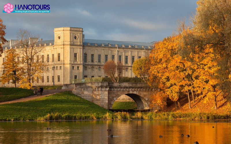 Cung điện Nga Gatchina cổ kính, tráng lệ vào mùa thu