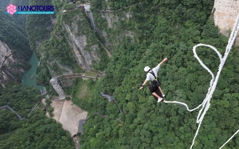 Thử sức với nhảy bungee tại cầu kính
