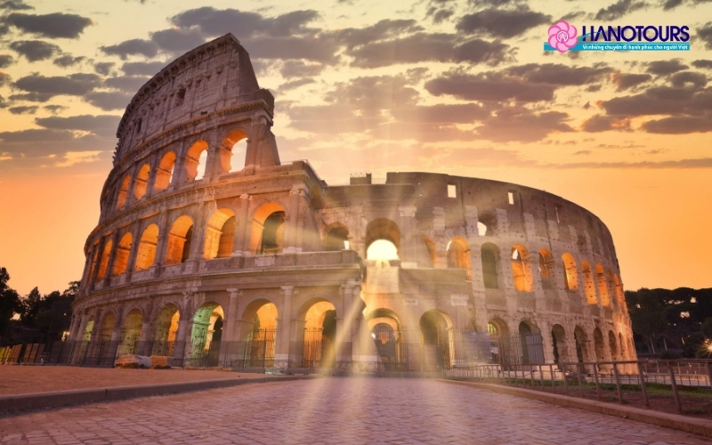 Đấu trường La Mã Colosseum là một công trình kiến trúc vĩ đại tọa lạc tại thủ đô Rome (Ý)