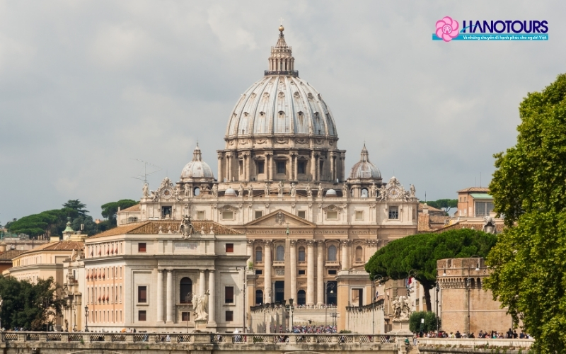 Vatican là thủ phủ của Giáo hội Công giáo La Mã và là nơi sinh sống của Giáo hoàng