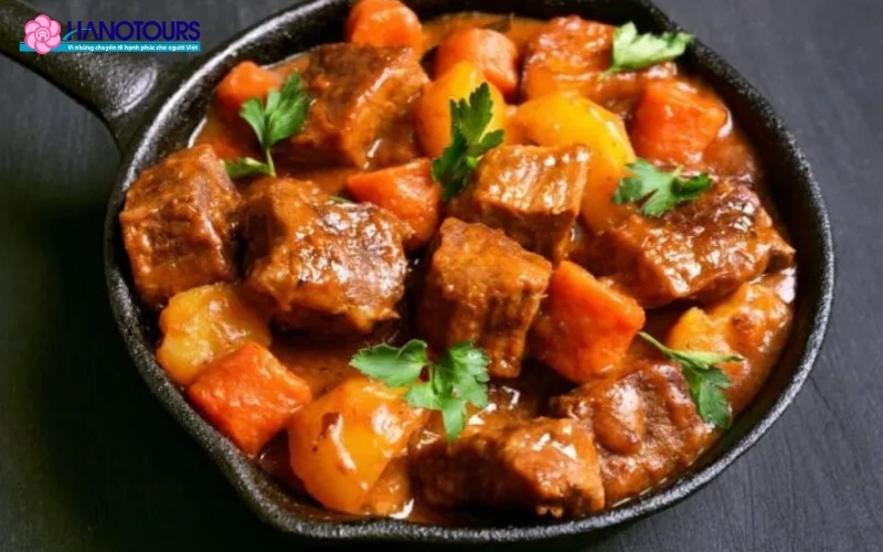 Thịt lợn thái lát với khoai môn Lipu