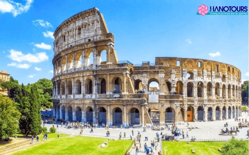 Mặt tiền và cổng vòm bên ngoài Colosseum