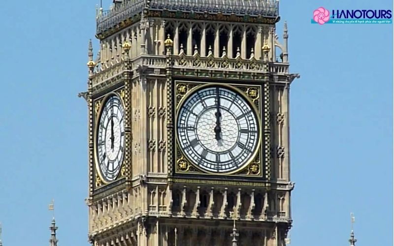 Bốn mặt đồng hồ khổng lồ