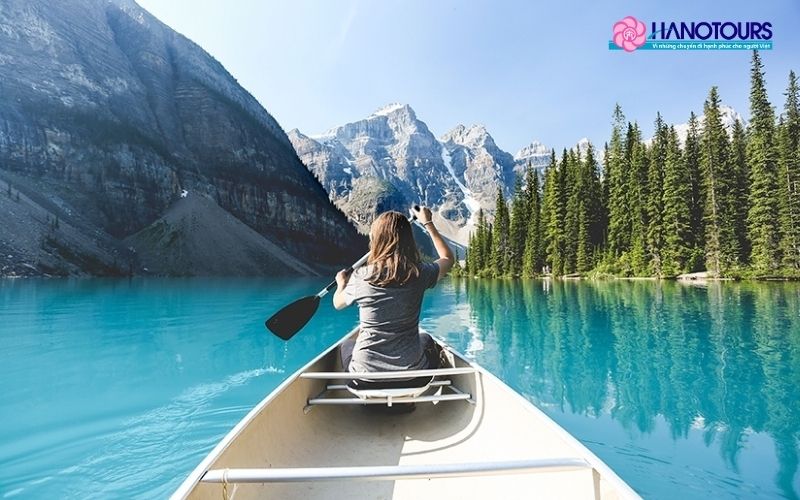 Chèo thuyền canoe trên mặt nước xanh ngọc