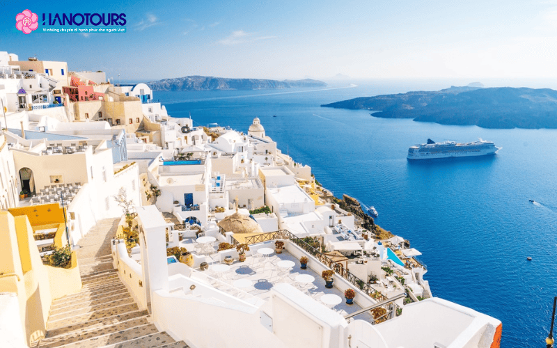 Đảo Santorini có khí hậu Địa Trung Hải với mùa hè ấm áp và mùa đông khá lạnh