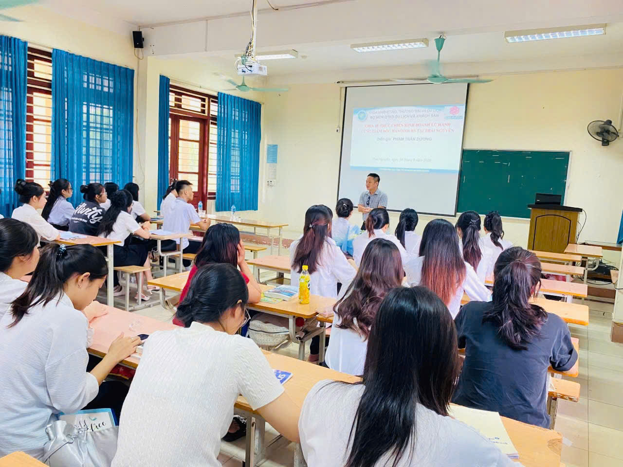 Buổi chia sẻ kiến thức, kỹ năng du lịch thưc chiến được sinh viên chăm chú lắng nghe