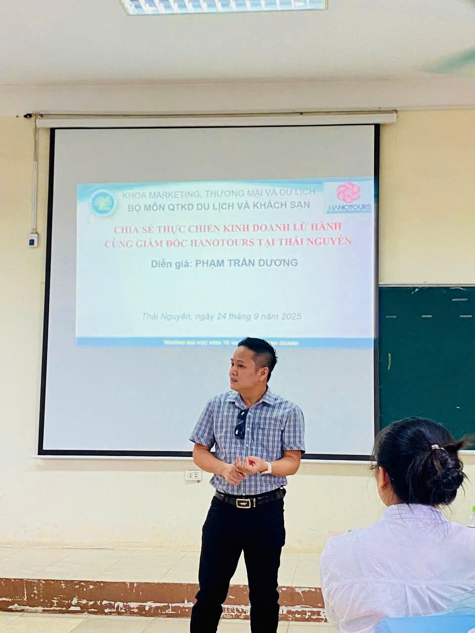 Ông Phạm Trần Dương - Giám đốc Hanotours chi nhánh Thái Nguyên chia sẻ nhiều thông tin hữu ích về nghề du lịch