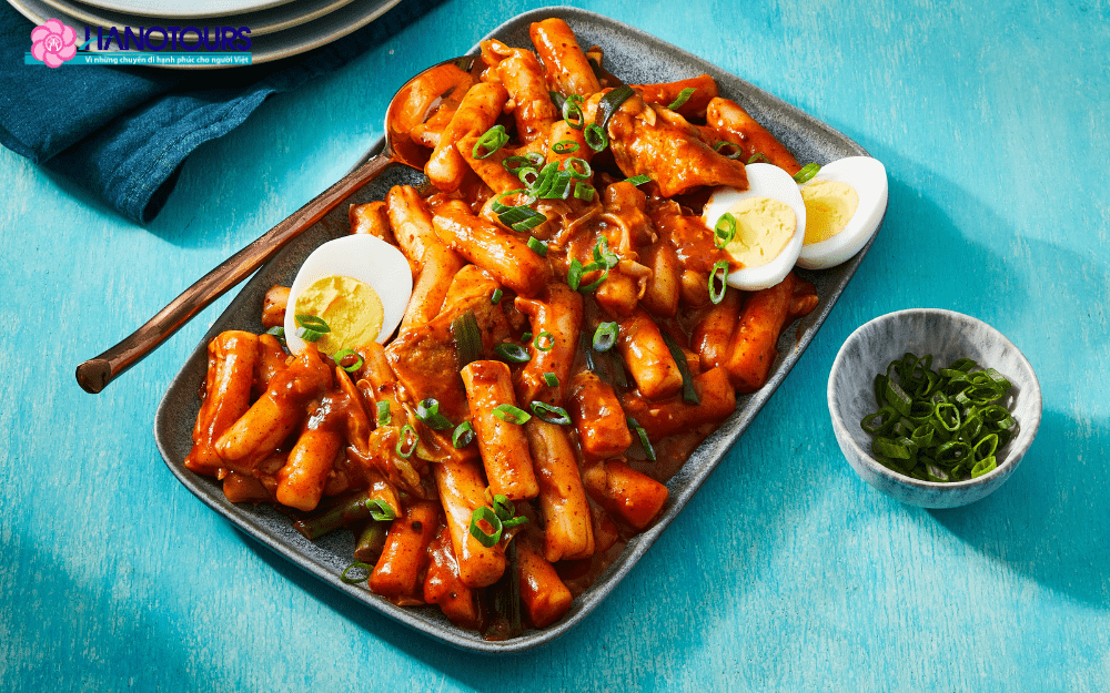 Phần Tteokbokki cay nồng được thưởng thức giữa trời đông