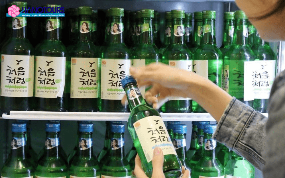 Soju là loại rượu phổ biến được đông đảo du khách lựa chọn