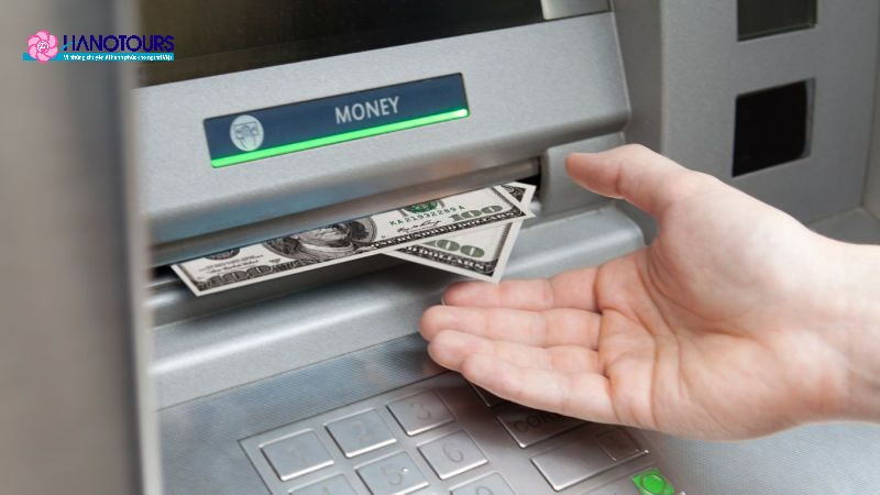 Khi sử dụng ATM tại ngân hàng khác, ngân hàng của bạn có thể tính phí cố định