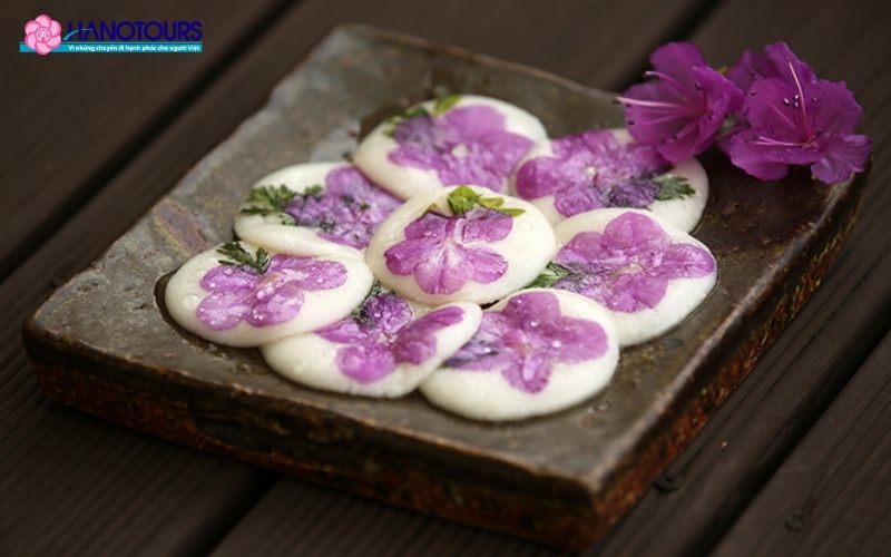 Bánh Hwajeon mang ý nghĩa tượng trưng cho sự tươi mới và sự kết nối với thiên nhiên