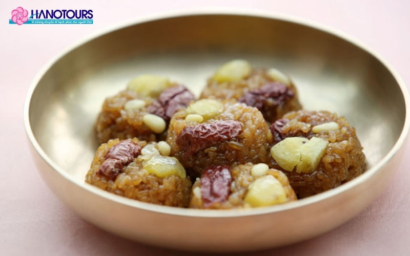 Trong những dịp Tết truyền thống, Yaksik là món ăn không thể thiếu của người Hàn