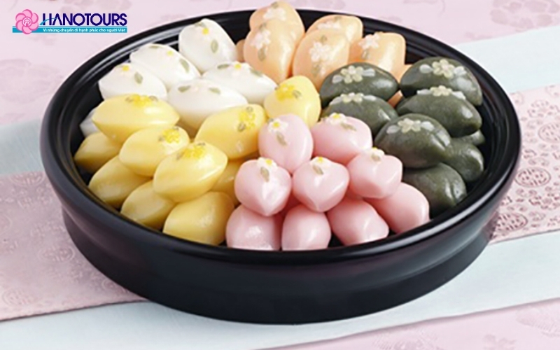 Hình dạng bán nguyệt của bánh Songpyeon biểu trưng cho sự may mắn và những điều tốt đẹp