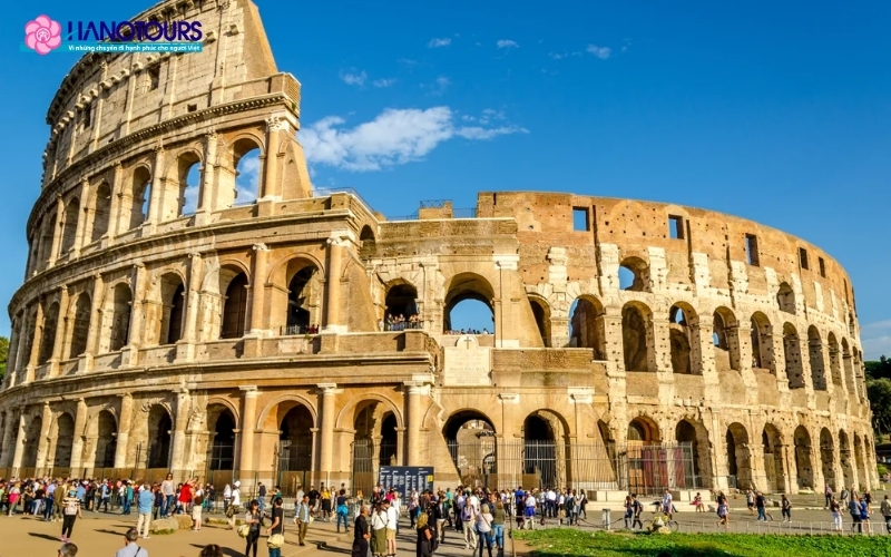 Đấu trường La Mã Colosseum là một công trình kiến trúc vĩ đại tọa lạc tại thủ đô Rome (Ý)