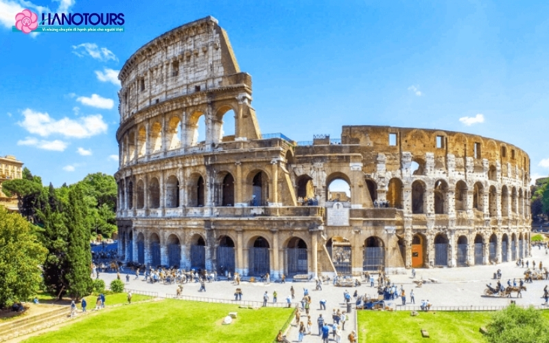 Mặt tiền và cổng vòm bên ngoài Colosseum