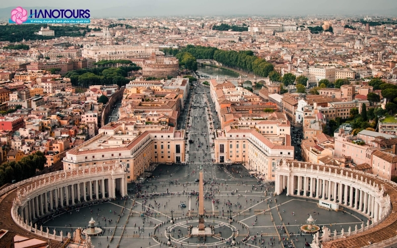 Vatican là thủ phủ của Giáo hội Công giáo La Mã và là nơi sinh sống của Giáo hoàng