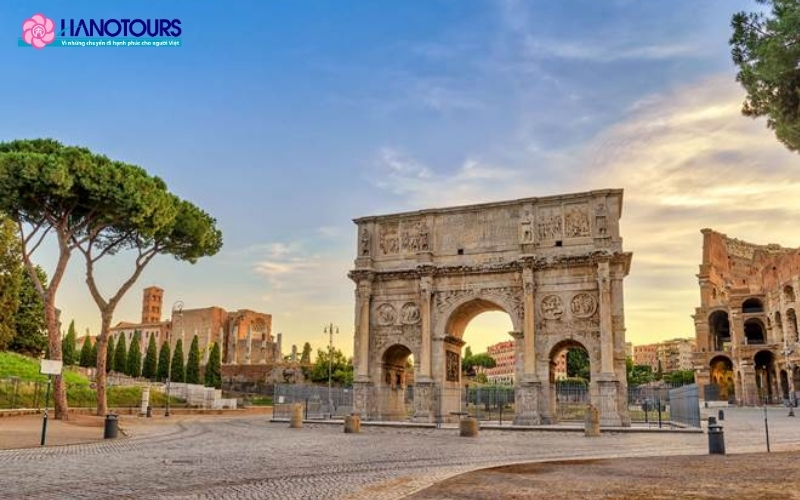 Cổng Constantine được trang trí với những bức phù điêu tinh xảo