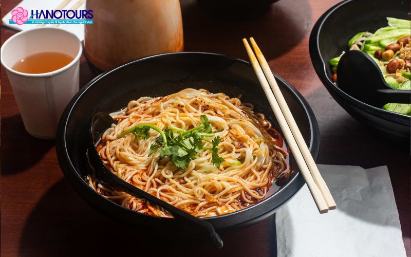 Nước dùng của mì Xiaomian được chế biến từ ớt tươi và các gia vị đặc trưng, mang lại hương vị cay tê đầu lưỡi