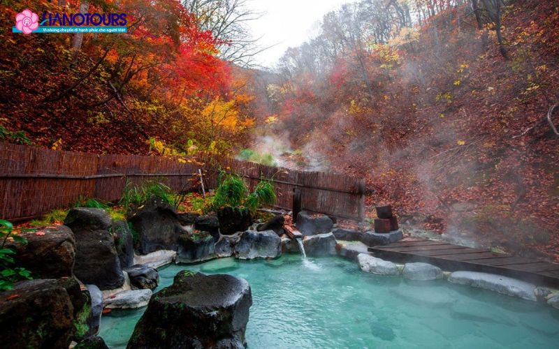 Hồng Nhai Động nổi tiếng với những ngôi nhà cổ truyền được xây dựng trên dốc đá, tạo nên bức tranh huyền bí và độc đáo