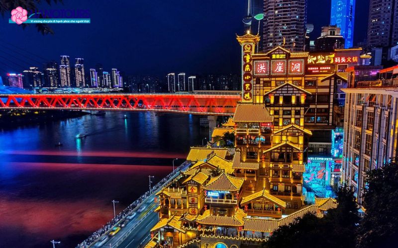 Trùng Khánh là một thành phố độc đáo, nơi thiên nhiên hùng vĩ giao hòa với nhịp sống hiện đại sôi động