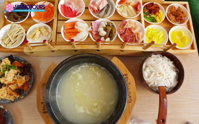 Bún qua cầu ấn tượng bởi nguyên liệu tươi ngon và hương vị độc đáo