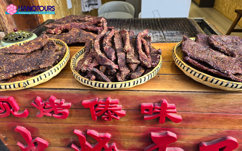 Thịt khô Yak là món ăn đặc sản nổi tiếng nên mua làm quà khi du lịch Vân Nam Trung Quốc