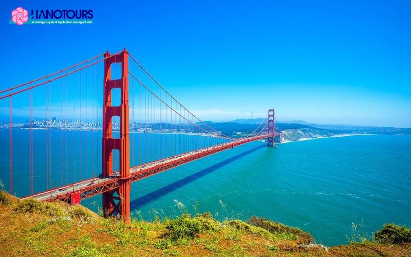 Cầu Cổng Vàng với màu đỏ cam đặc trưng