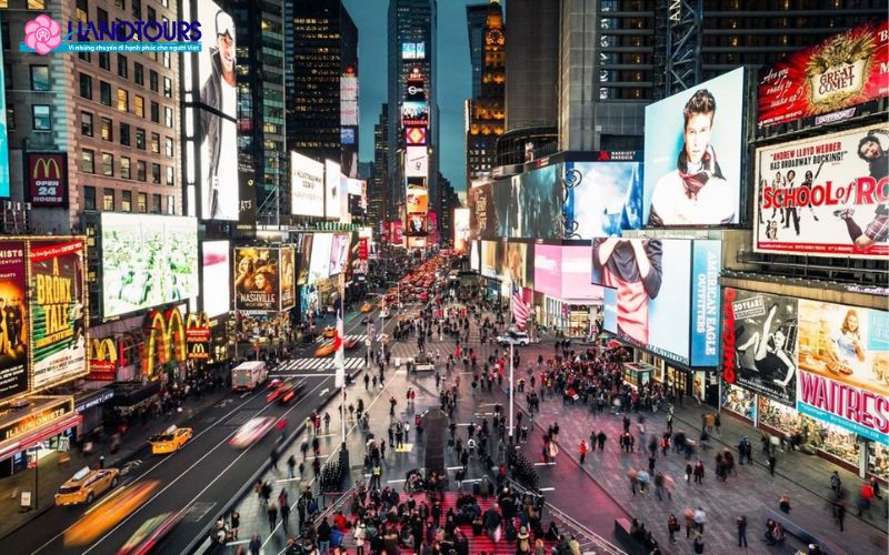 Quảng trường thời đại Mỹ - nơi ánh đèn neon không bao giờ tắt