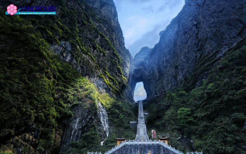 Núi Thiên Môn và Cổng trời huyền thoại