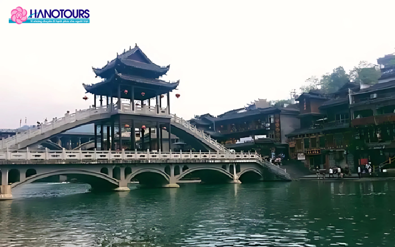 Lầu Phong Thúy Hồng Kiều - biểu tượng nổi tiếng của cổ trấn