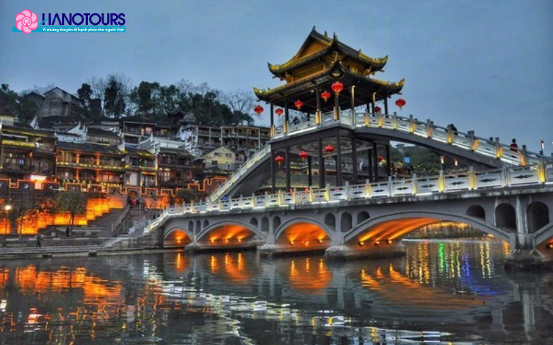 Cách đến Phượng Hoàng Cổ Trấn