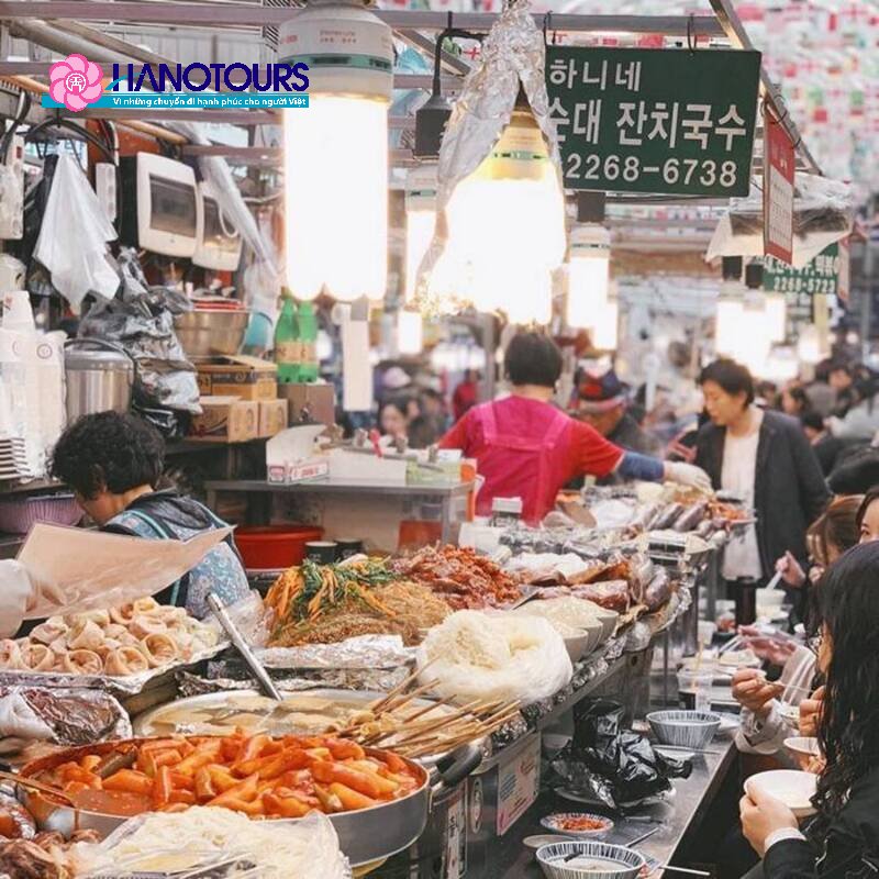 Chợ Gwangjang bán nhiều món ăn nổi tiếng của Hàn Quốc