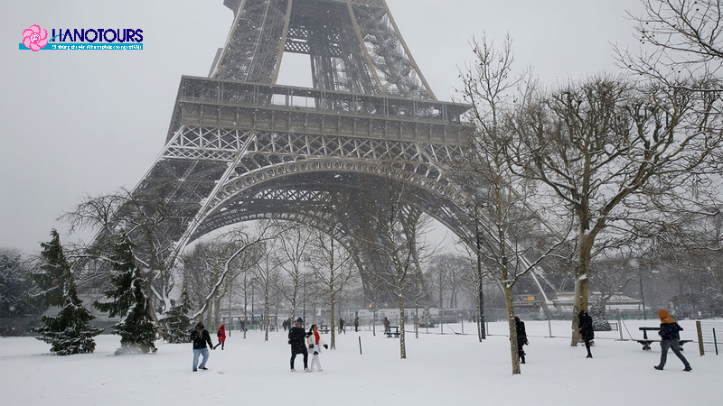  Thủ đô Paris xinh đẹp với tuyết phủ trắng xóa