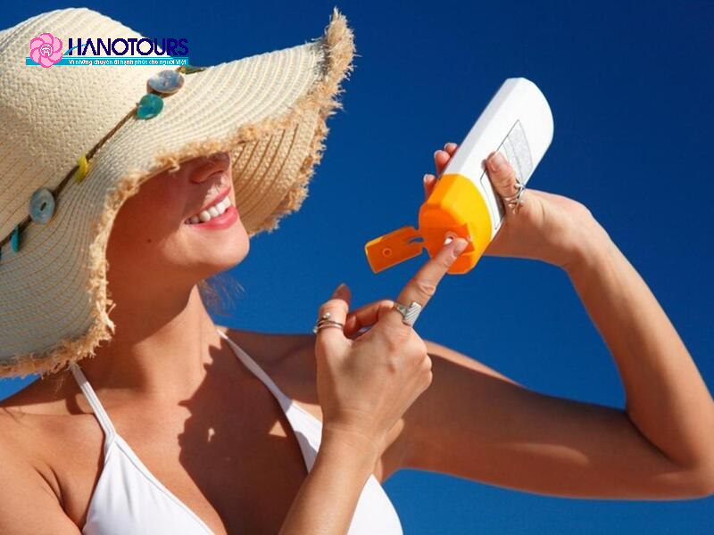 Mang theo kem chống nắng để da không bị ảnh hưởng bởi tia UV nhé
