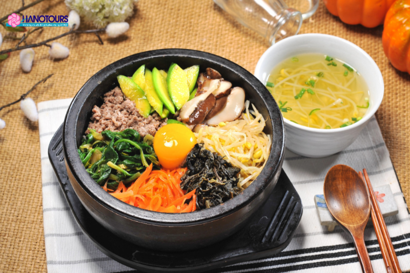 Bibimbap với các nguyên liệu tươi ngon mà khách du lịch Hàn Quốc không nên bỏ qua