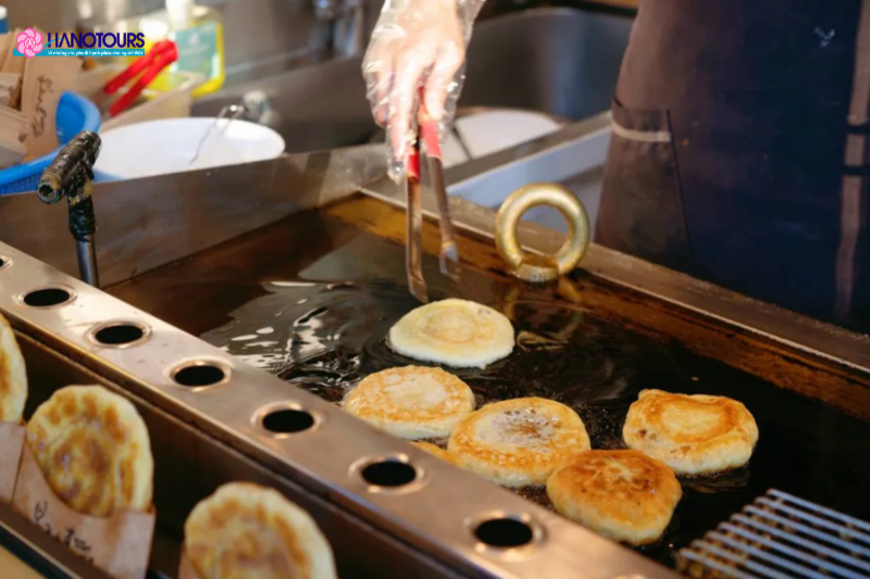 Hotteok là món ăn đường phố mang đậm văn hóa Hàn Quốc mà du khách nên thử khi đi du lịch tại đây