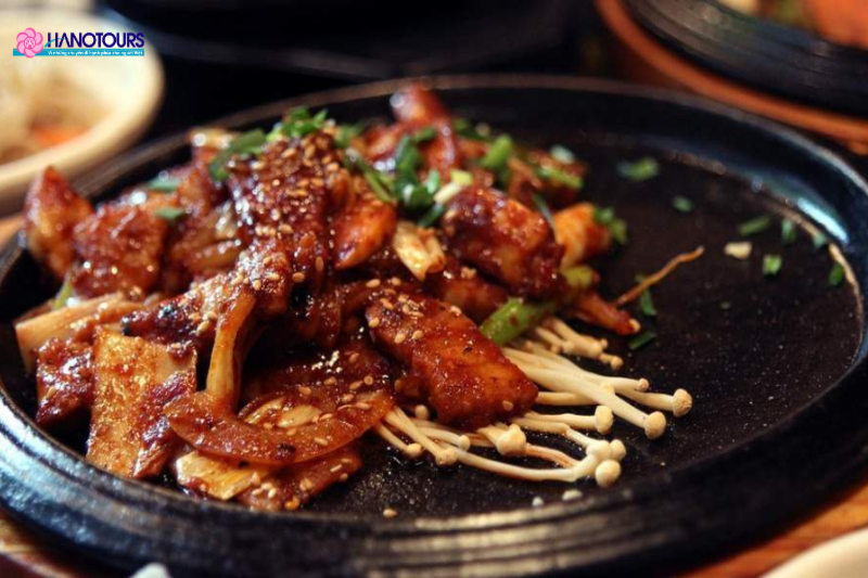 Thịt bò được nướng với tỏi, hành tây ăn kèm rau diếp hoặc xà lách ngon miệng khi đến du lịch tại Hàn