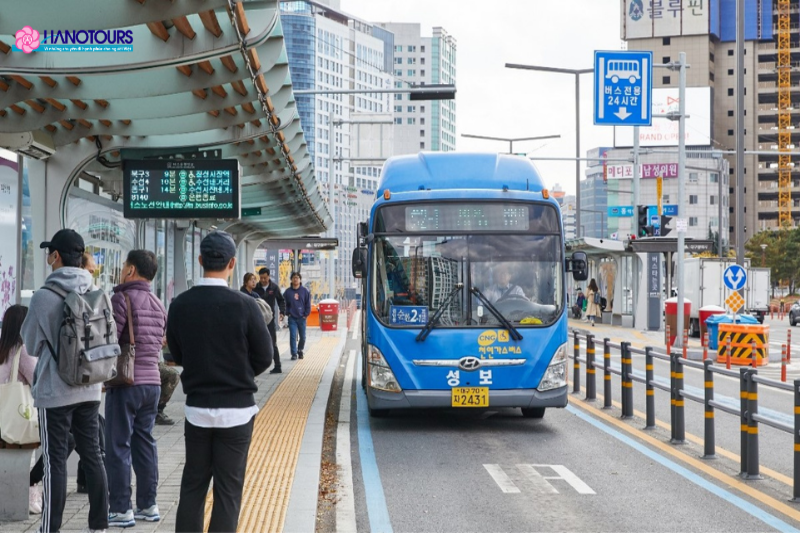 Di chuyển bằng xe bus để tiết kiệm chi phí du lịch Hàn Quốc