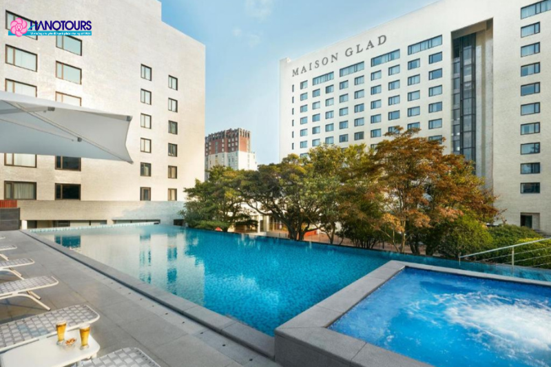 Maison Glad Jeju sở hữu hồ bơi ngoài trời hoành tráng cùng các phòng nghỉ đơn giản, sang trọng