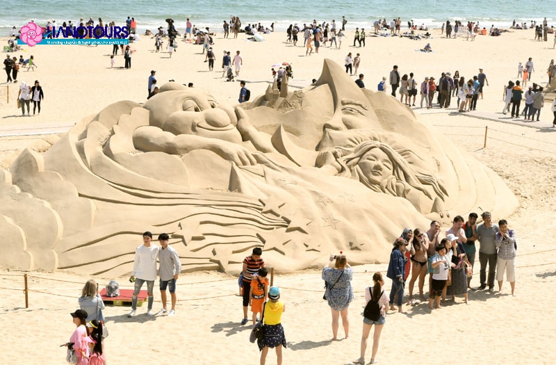 Lễ hội cát ở Haeundae thu hút được nhiều du khách ghé thăm vào mỗi dịp hè đến